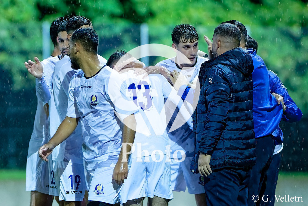 2eme ligue - CS Italien - USI Azzurri | Emir Omerovic (13 USI Azzurri) célèbre avec ces coéquipiers après avoir marqué le premier but de son équipe durant le match de 2eme ligue entre CS Italien et USI Azzurri au Stade du Bois-de-la-Bâtie à Petit-Lancy, Suisse