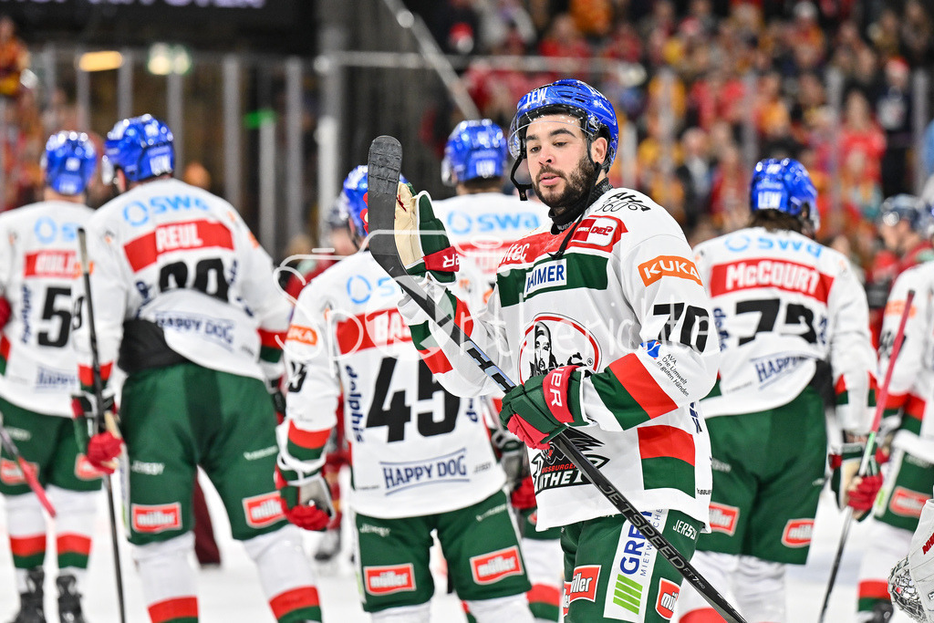 Düsseldorfer EG - Augsburger Panther | haengende Koepfe der Panther beim Spiel in Duesseldorf / Nicholas BAPTISTE (Augsburger Panther 73) / DEL: Duesseldorfer EG - Augsburger Panther, PSD Bank Dome am 22.12.2024