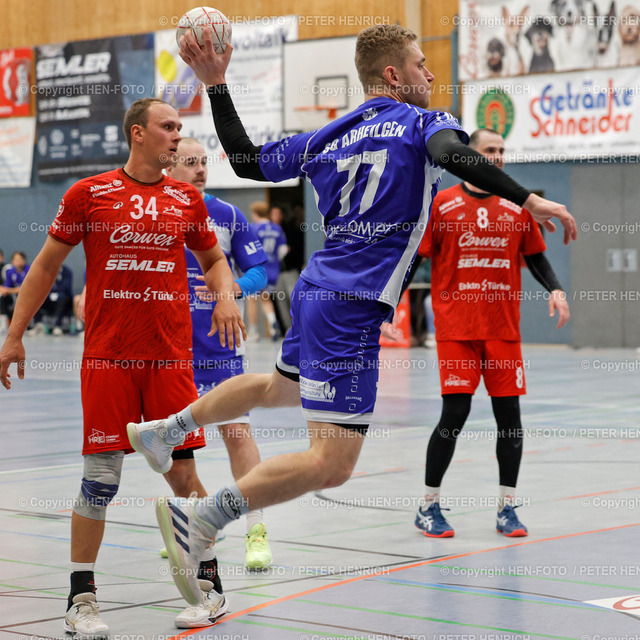 SG Arheilgen gewinnt Derby | 23.11.2025 Handball Männer Oberliga Süd Saison 2025 2026 TuS Griesheim - SG Arheilgen (32:36) v. li. Jonas Ahrensmeier (34 TUS) Philip Wesp (77 SGA) (Foto: Peter Henrich) - Realisiert mit Pictrs.com