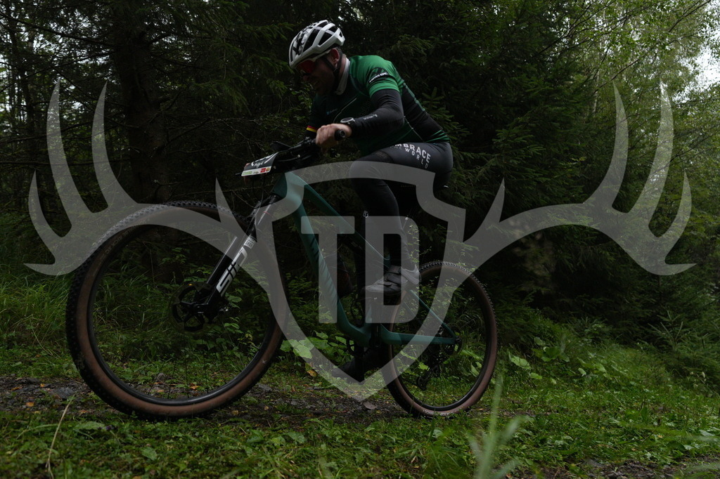 A6703356 | Fotogalerie der Treibjagd im Dunkelwald - Dein MTB Etappenrennen im Erzgebirge - Realisiert mit Pictrs.com