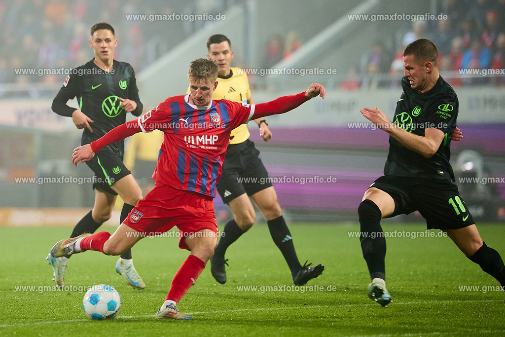 GER, 1. FC Heidenheim gegen VFL Wolfsburg, Fussball, 1. Bundesliga, 10. Spieltag, Spielzeit 2024/2025, 10.11.24 | Jan Schoeppner (1. FC Heidenheim, #03) schiesst aufs Tor. Dens Vavro (VFL Wolfsburg, #18) kann nicht mehr eingreifenGER, 1. FC Heidenheim gegen VFL Wolfsburg, Fussball, 1. Bundesliga, 10. Spieltag, Spielzeit 2024/2025, 10.11.24.DFL REGULATIONS PROHIBIT ANY USE OF PHOTOGRAPHS AS IMAGESEQUENCES AND/OR QUASI-VIDEO.Foto: Eibner-Pressefoto/Gerald Oelze-de Stoppany