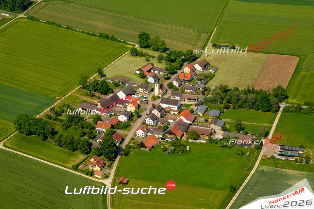 Das Luftbild zeigt Häusern Hilpoltstein - Die Luftaufnahme wurde 2023 vom UL-Flugzeug aus erstellt ( keine Drohne ) - Hochauflösende Luftaufnahme - Für grossformatige Ausdrucke geeignet. Die Geschenkidee !Mit Lizenz und Bildrechte bestellbar