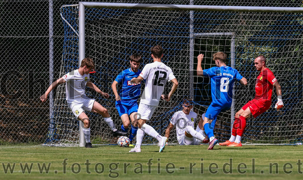 2023-07-22_066_FC_Eitting_gegen_FC_Moosinning | Eitting, Deutschland, 22.07.2023:
Fußball, Kreisliga 2023 / 2024, Testspiel, FC Eitting gegen FC Moosinning, Endergebnis: 0:4

Martin Buttstedt (FC Moosinning, #7), Lucas Bruckbeck (FC Eitting, #22), Benedikt Rösl (FC Moosinning, #12), Dennis Stauf (FC Moosinning, #15), Jonas Heinritzi (FC Eitting, #8), Torwart Aaron Siegl (FC Moosinning, #27)

Foto: Christian Riedel / fotografie-riedel.net