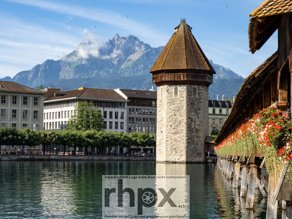 Kapellbrücke Luzern mit Wasserturm und Pilatus | Holz. Wasser. Pilatus.Die ikonische Kapellbrücke in Luzern spannt sich über das ruhige, klare Wasser der Reuss. Das historische Wahrzeichen mit seinem markanten Wasserturm wird von den roten und weissen Blumenschmuckkästen akzentuiert. Im Hintergrund erhebt sich majestätisch der Berg Pilatus unter strahlend blauem Himmel.Wähle unter "Produktauswahl" dein Wunschformat: Vom klassischen Wandbild über Puzzle &amp; Tassen bis zum digitalen Download (z.B. als Handy-Hintergrund). - Realisiert mit Pictrs.com