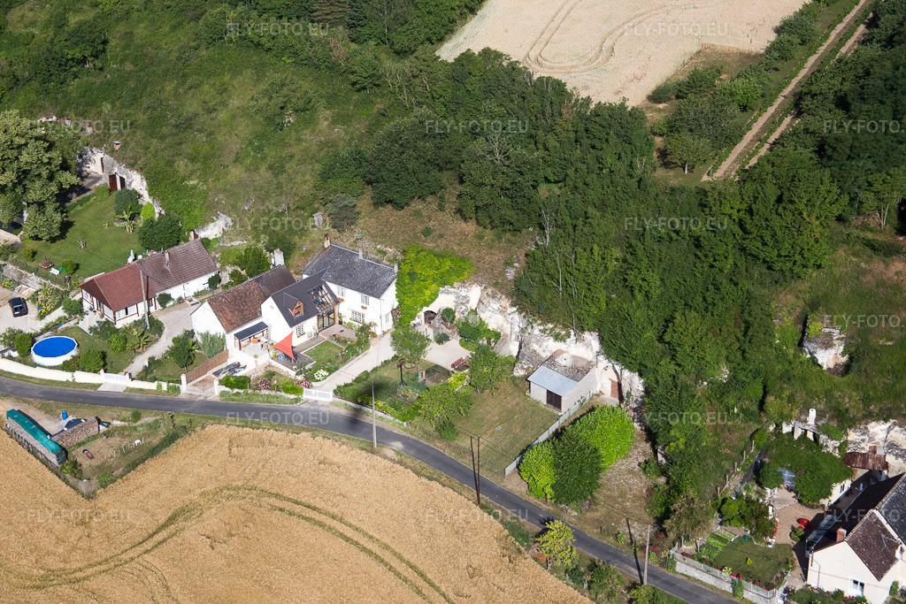Vue aérienne: Habitations troglodytiques en tuf sur le Loir à Lunay dans le département Loir et Cher, France. Photo: IMG_081113.jpg prise le 19/06/2015 par Werner Riehm/FLY-FOTO.eu – Résolution de l'original: 5472 x 3648 px