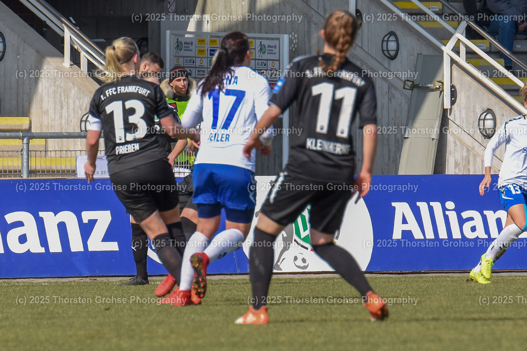 Fussball-BL Frauen 1. FFC Frankfurt vs. FF USV Jena | Priessen Marith #13 (1.FFC Frankfurt), Lisa Seiler #17 (FF USV Jena), Kleinherne, Sophia #11 (1.FFC Frankfurt); Fussball-BL Frauen 1. FFC Frankfurt vs. FF USV Jena, Fussball-Bundesliga Frauen am 25.03.2018 im Stadion am Brentanobad in Frankfurt/Main, (Deutschland) - Realisiert mit Pictrs.com