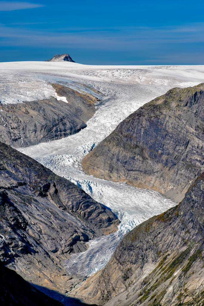Porträt des Nigardsbreen | Mit einem Teleobjektiv konnte ich den Nigardsbreen-Gletscher aus der Nähe betrachten und fotografieren. Die Strukturen des Gletschers und der durch ihn glattgeschliffenen Felswände sind so beinahe greifbar. - Realisiert mit Pictrs.com