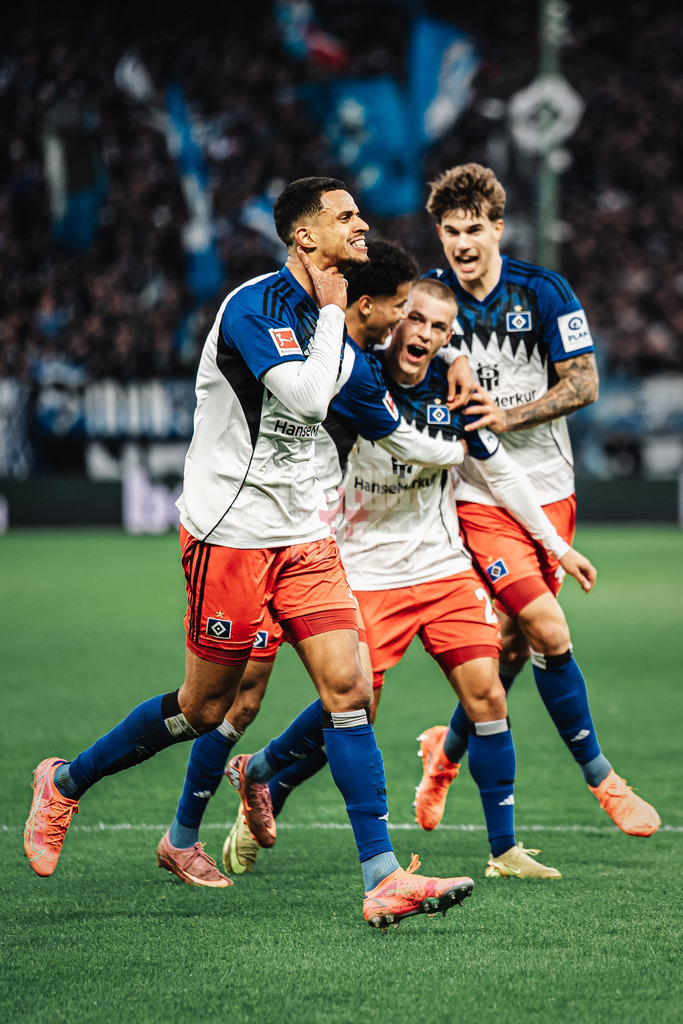 Fußball | Männer | Saison 2025/2026 | 1. Fußball-Bundesliga | 12. Spieltag | Hamburger SV vs. VfB Stuttgart | 30.11.2025 | v.l. Torjubel Robert Glatzel (#9, HSV), Alexander Rössing-Lelesiit (#38, HSV), Miro Muheim (#28, HSV) und Luka Vuskovic (#44, HSV)