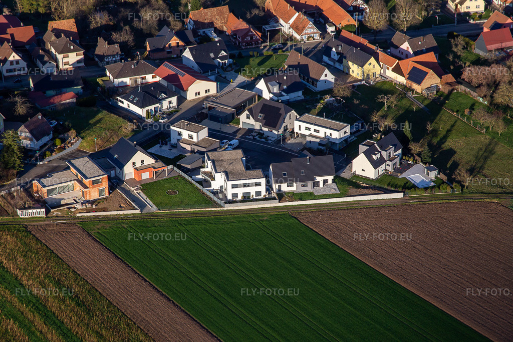 Vue aérienne: Rue de la Chapelle à Niederlauterbach dans le département Bas Rhin, France. Photo: IMG_135712.jpg prise le 03/01/2023 par Werner Riehm/FLY-FOTO.eu – Résolution de l'original: 5472 x 3648 px
