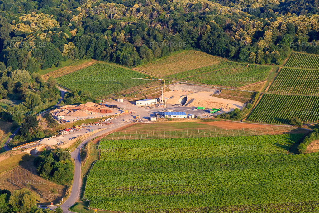 Luftbild: Baustelle des Tunnelportals Ost für den Astrid-Tunnel zur Unterquerung und Ortsumgehung von Bad Bergzabern zwischen B38 (Weinstraße) und B427 (Kurtalstraße) in Dörrenbach im Bundesland Rheinland-Pfalz in Deutschland.Foto: IMG_148527.jpg vom 18.06.2025 durch Werner Riehm/FLY-FOTO.deBemo: - BEMO Tunnelling GmbHLandesbetrieb Mobilität Rheinland-PfalzStadt Bad BergzabernHerrenknecht AG - Pioneering Underground Together