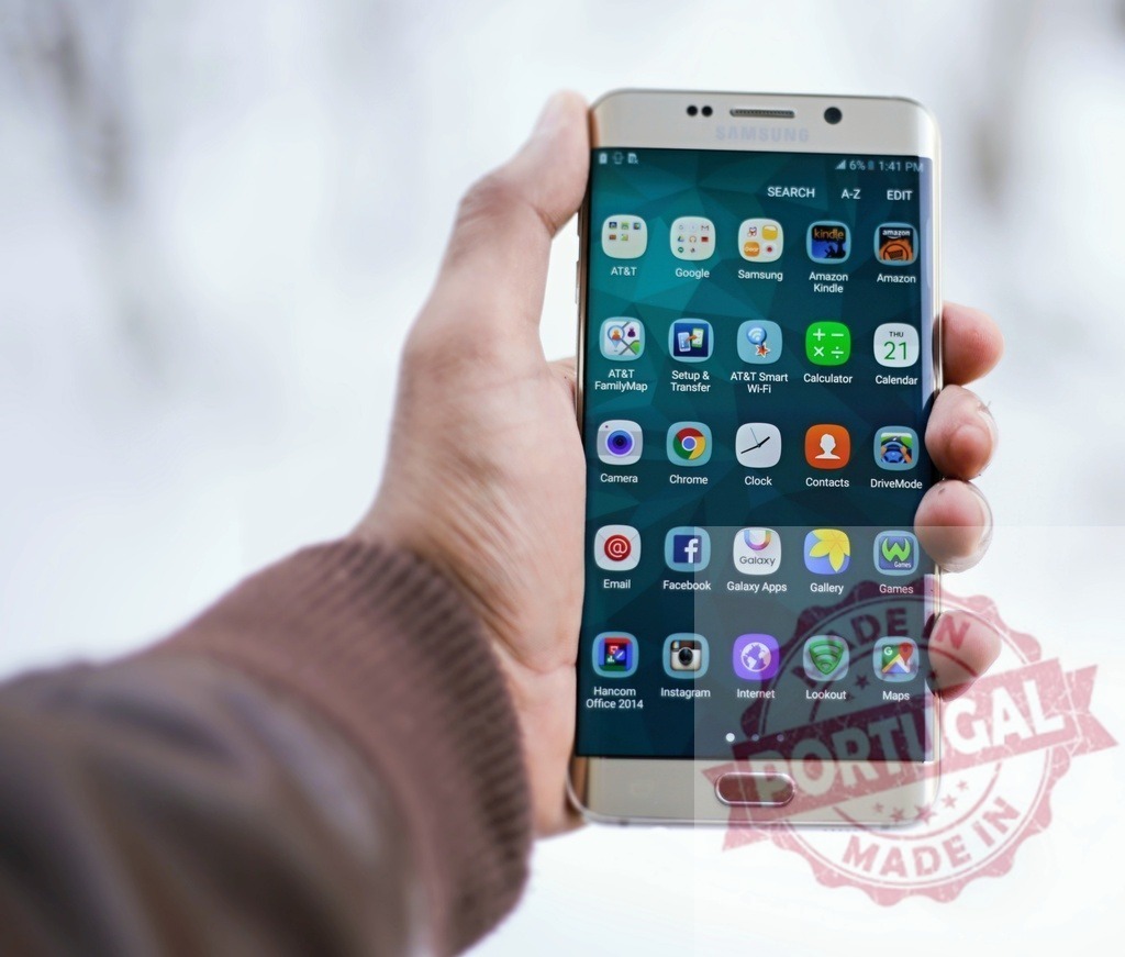 Man holding Samsung Galaxy S6 Edge showing apps | Hand holding Samsung Galaxy S6 Edge smartphone displaying apps on screen - Realized with Pictrs.com