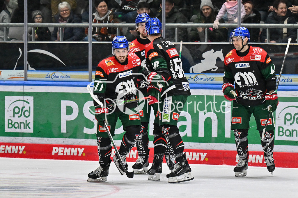 Augsburger Panther - ERC Ingolstadt | Jubel der Panther nach dem Treffer zum 2-4 druch Luca TOSTO (Augsburger Panther #77) / Freude / Happy / Tor / Torschuetze / DEL: Augsburger Panther - ERC Ingolstadt, Curt Frenzel Stadion am 26.01.2025
