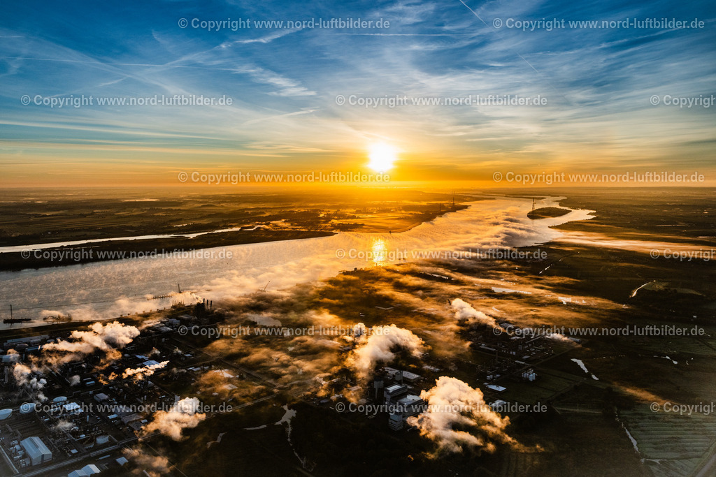 Stade_Bützfleth_Dow_Olin_Im_Nebel_ELS_0037181023 | STADE 18.10.2023 Nebel- und Wolken- Schichten über den Raffinerie- Anlagen und Leitungssysteme auf dem Werksgelände des Mineralöl- Produzenten der Dow Deutschland Anlagengesellschaft mbH am Bützflether Sand in Bützfleth im Bundesland Niedersachsen, Deutschland. Weiterführende Informationen bei: Dow Deutschland Anlagengesellschaft mbH. // Mist and cloud layers over the Refinery equipment and management systems on the factory premises of the mineral oil manufacturers of Dow Deutschlond Anlagengesellschaft mbH in Buetzfleth in the state Lower Saxony, Germany. Further information at: Dow Deutschland Anlagengesellschaft mbH. Foto: Martin Elsen