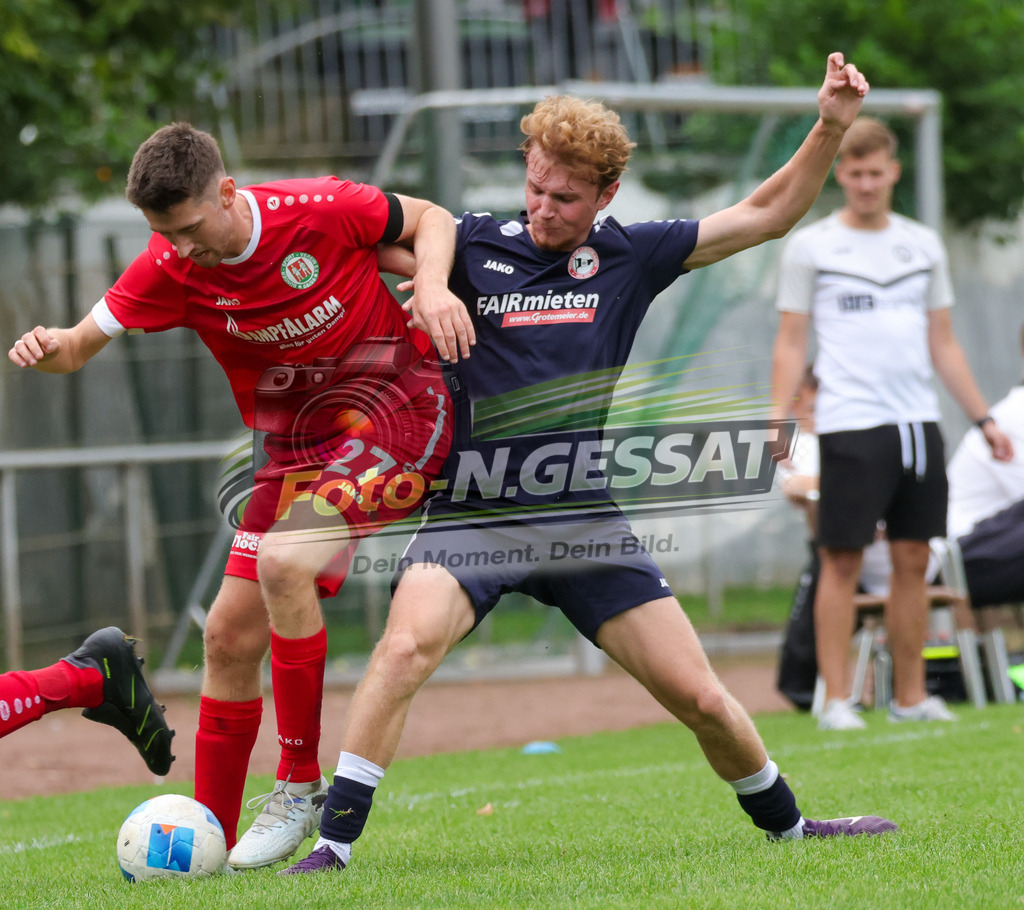 Bünder SV - VfL Holsen | Auf dem Bild zu sehen: rot Bünder SV: Niklas Stuckenholz ; blau VfL Holsen: Jendrik Josef SchwarzBünder SV, VfL Holsen, Saison 26/27, Kreisliga A, Bünde, Deutschland - Realisiert mit Pictrs.com