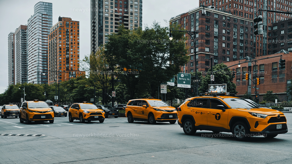 Gelbe Taxis überall – ein typisches New-York-Bild auf meinem Weg zum Hudson River. Urbanes Leben, Energie und ikonische Straßenmomente. | Gelbe Taxis sind mehr als nur ein Transportmittel – sie sind ein Symbol für New York City. Dieses Bild fängt die Essenz der Metropole ein: Yellow Cabs, wohin man blickt, eingebettet in das geschäftige Straßenleben von Manhattan. Die Szene entstand auf meinem Spaziergang Richtung Hudson River, und sie erzählt von Bewegung, Dynamik und dem unverwechselbaren Rhythmus der Stadt. Die Sonne spiegelt sich auf den glänzenden Fahrzeugen, Menschen eilen über die Kreuzungen, während die Taxis wie gelbe Farbtupfer durch das urbane Grau leuchten. Es ist ein Bild, das die Energie New Yorks spürbar macht – laut, lebendig und voller Geschichten. Wer die Stadt liebt, erkennt hier ihre Seele: die Mischung aus Hektik und Schönheit, die jeden Augenblick einzigartig macht. Dieses Foto ist ein Stück authentisches Manhattan, ein visueller Soundtrack der Metropole, die niemals stillsteht. Ein Motiv für alle, die den Zauber der Straßen und die ikonischen Symbole von New York erleben wollen.