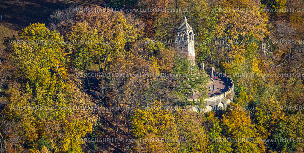 Witten231101118 | Luftbild, Naherholungsgebiet Hohenstein, Besucher am Bergerdenkmal im herbstlichen Wald mit Laubbäumen in leuchtenden Herbstfarben, Witten, Ruhrgebiet, Nordrhein-Westfalen, Deutschland