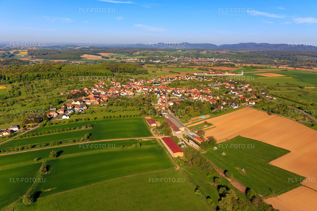 Vue aérienne: Vue de la ville depuis l'est à Dieffenbach-lès-Wœrth dans le département Bas Rhin, France – .Photo: IMG_099352.jpg prise le 30/04/2017 par Werner Riehm/FLY-FOTO.eu – Résolution de l'original: 5472 x 3648 px