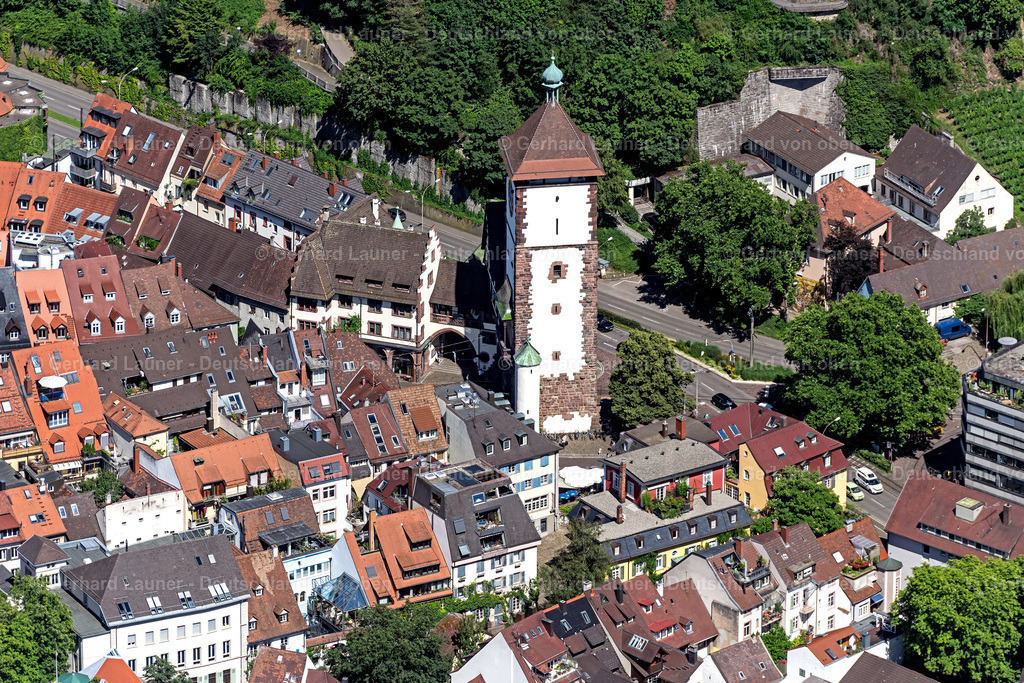 4033239 | FREIBURG IM BREISGAU 30.06.2020 Schwabentor im Stadtzentrum und Altstadt im Innenstadtbereich in Freiburg im Breisgau im Bundesland Baden-Württemberg, Deutschland. Weiterführende Informationen bei: Stadt Freiburg im Breisgau. // The city center and old town with cathedral in the downtown area in Freiburg im Breisgau in the state Baden-Wurttemberg, Germany. Further information at: Stadt Freiburg im Breisgau. Foto: Gerhard Launer