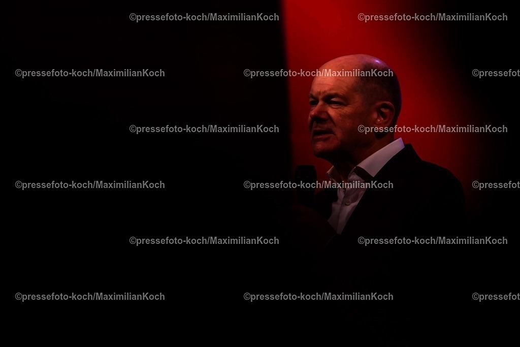 SPD21022502278 | 21.02.2025, Wahlkampfveranstaltung SPD,  Abschlusskundgebung der Sozialdemokratische Partei Deutschlands vor den Bundestagswahlen, Westfalenhalle Dortmund. Im Bild: Bundeskanzler der Bundesrepublik Deutschland und Spitzenkandidat der SPD - Olaf Scholz (SPD)