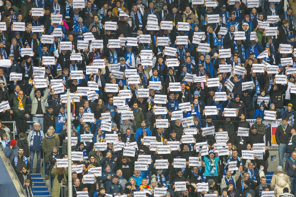 Fußball Bundesliga, Saison 2025/26, 10. Spieltag: TSG Hoffenheim gegen RB Leipzig | Fußball Bundesliga, Saison 2025/26, 10. Spieltag: TSG Hoffenheim gegen RB Leipzig***Bild: Fans der TSG Hoffenheim halten Plakate mit der Aufschrift WITTMANN STOPPEN in die Höhe - Realisiert mit Pictrs.com