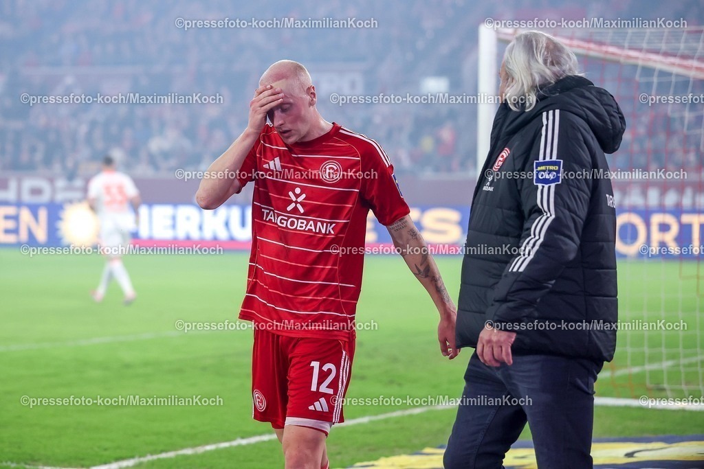 F9527022601018 | 27.02.2026, Fußball, Fortuna Düsseldorf - VfL Bochum, 2. Fußball Bundesliga, Merkur Spiel-Arena, Saison 2025 2026: Valgeir Lunddal&nbsp;(Fortuna Düsseldorf #12) muss verletzt das Spielfeld verlassen. verletzung Oberschenkel Oberschenkelverletzung Verband  DFB regulations prohibit any use of photographs as image sequences and or quasi-video.