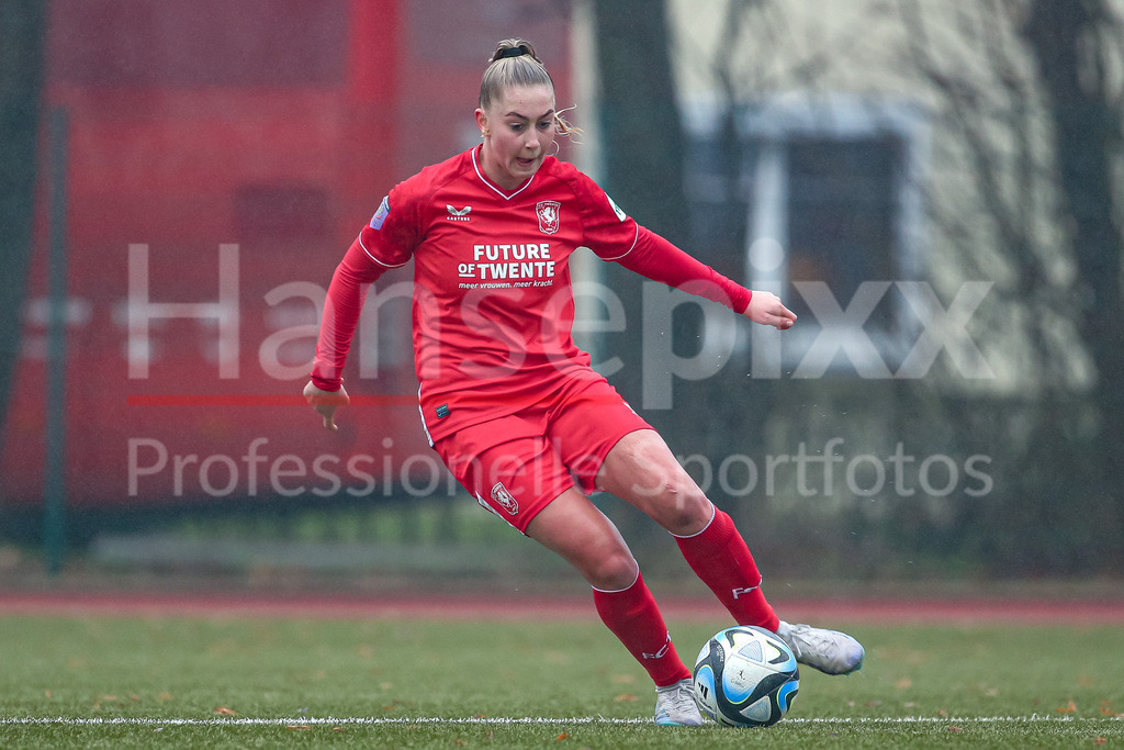 Fussball, Testspiel Frauen, SV Werder Bremen - FC Twente Enschede | v.li.: Danique Van Ginkel (FC Twente Vrouwen, 8) am Ball, Freisteller, Einzelbild, Ganzkörper, Aktion, Action, Spielszene