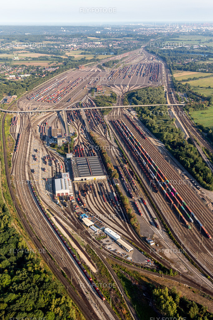 Schienen- und Gleisstrecken auf den Abstellgleisen und Rangierstrecken des Rangierbahnhofes und Güterbahnhofes Maschen der Deutschen Bahn | Luftbild: Schienen- und Gleisstrecken auf den Abstellgleisen und Rangierstrecken des Rangierbahnhofes und Güterbahnhofes Maschen der Deutschen Bahn im Ortsteil Maschen in Seevetal im Bundesland Niedersachsen in Deutschland. Foto: IMG_110312.jpg vom 18.08.2018 durch Werner Riehm/FLY-FOTO.de - Realisiert mit Pictrs.com