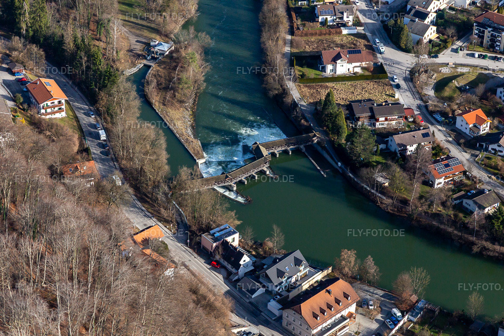 Luftbild: Floßrutsche am Kastenmühlwehr der Loisach in Wolfratshausen im Bundesland Bayern in Deutschland. Foto: IMG_139513.jpg vom 27.12.2023 durch Werner Riehm/FLY-FOTO.de