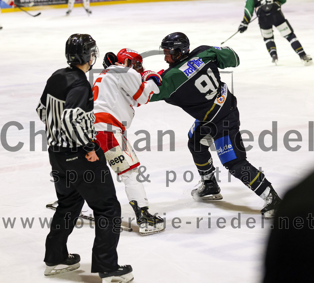 2023-03-19_100_TSV_Erding_gegen_TEV_Miesbach | Erding, Deutschland, 19.03.2023:
Eishockey, Bayernliga Playoffs 2022 / 2023, Halbfinale, TSV Erding gegen TEV Miesbach, Endergebnis: 

Maximilian Meineke (TEV Miesbach, #15), Rudolf Lorenz (Erding Gladiators, #91)

Foto: Christian Riedel / fotografie-riedel.net