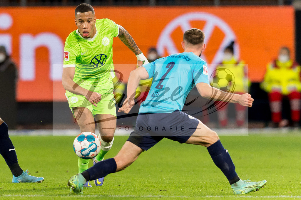 WOBFUE20220206_023 | Fussball, Herren: Aster Vranckx (VfL Wolfsburg) und Simon Asta (SpVgg Greuther Fuerth) im Zweikampf bei dem Spiel der 1. Bundesliga zwischen VfL Wolfsburg und SpVgg Greuther Fuerth in der Volkswagen Arena am 06.02.2022 in Wolfsburg, Deutschland.DFB / DFL REGULATIONS PROHIBIT ANY USE OF PHOTOGRAPHS AS IMAGE SEQUENCES AND/OR QUASI-VIDEO. - Realisiert mit Pictrs.com