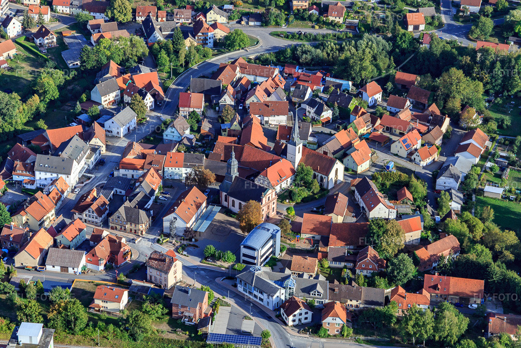 Luftbild: Dorfmitte mitKirchen St. Karl Borromäus und Evangelische Kirche Rosenberg in Rosenberg im Bundesland Baden-Württemberg in Deutschland. – Foto: IMG_111434.jpg vom 09.09.2018 durch Werner Riehm/FLY-FOTO.de – Auflösung des Originals: 5058 x 3372 px – WWW.SE-AOS.DE