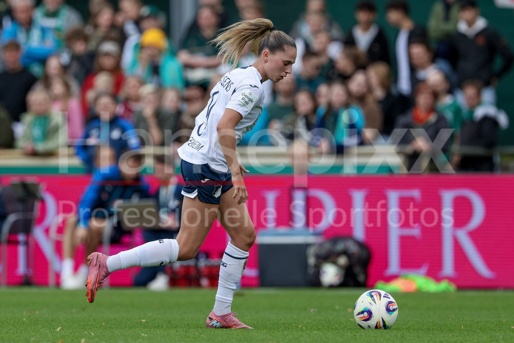 Fussball, Google Pixel Frauen-Bundesliga, SV Werder Bremen - TSG 1899 Hoffenheim | Jill Janssens (TSG 1899 Hoffenheim, 9) am Ball, Freisteller, Einzelbild, Ganzkörper, Aktion, Action, Spielszene, DIE DFB-RICHTLINIEN UNTERSAGEN JEGLICHE NUTZUNG VON FOTOS ALS SEQUENZBILDER UND/ODER VIDEOÄHNLICHE FOTOSTRECKEN. DFB REGULATIONS PROHIBIT ANY USE OF PHOTOGRAPHS AS IMAGE SEQUENCES AND/OR QUASI-VIDEO.