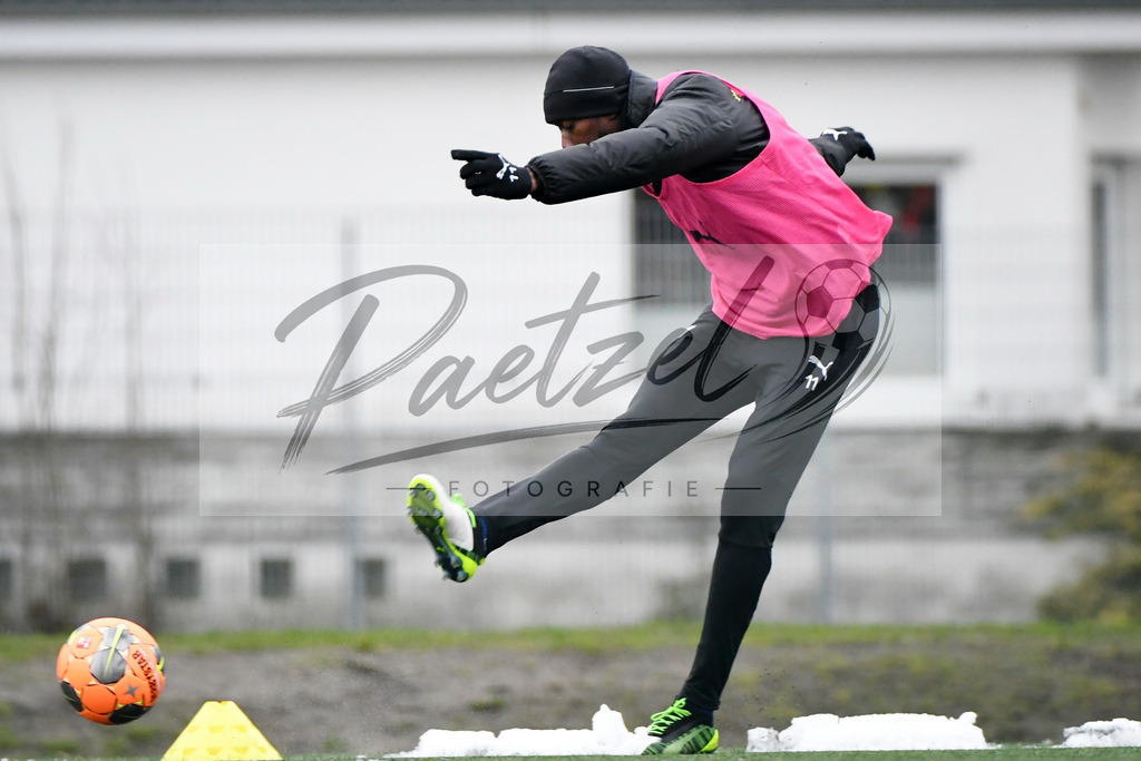 20200226_TRAOSN_0091 | Fussball, Herren: Assan Ceesay (VfL Osnabrueck) in Aktion, am Ball, Einzelaktion waehrend der Trainingseinheit des VfL Osnabrueck im Sportpark Illoshoehe am 26.02.2020 in Osnabrueck, Deutschland. - Realisiert mit Pictrs.com