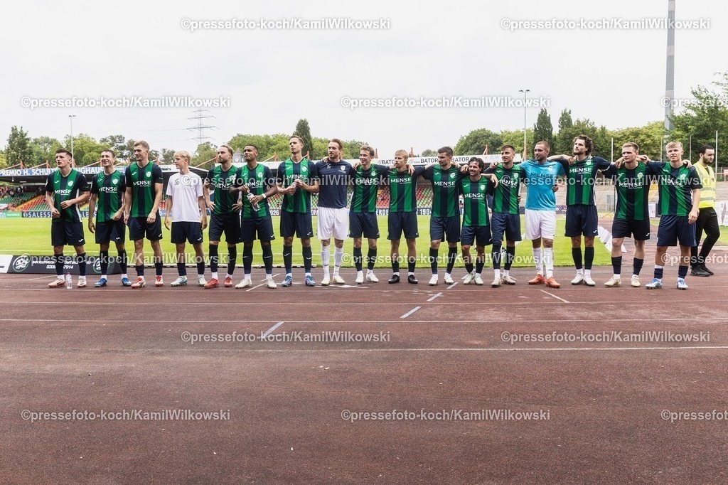 xKWI26072501070 | 26.07.2025, xkwix, Fußball, Regionalliga-West, Rot-Weiß Oberhausen - FC Gütersloh, Stadion Niederrhein: FC Gütersloh Spieler Arm in Arm nach dem 0:2 Sieg in Oberhausen