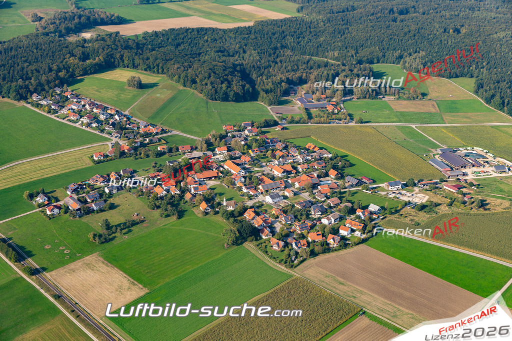 Aktuelles Luftbild von pflaumdorf  - Die Luftaufnahme wurde 2020 mittels UL-Flugzeug erstellt ( keine Drohne ) - hochauflösende Kamera-Systeme von  Canon -Beste Qualität - Für grossformatige Ausdrucke geeignet. Die Geschenkidee !