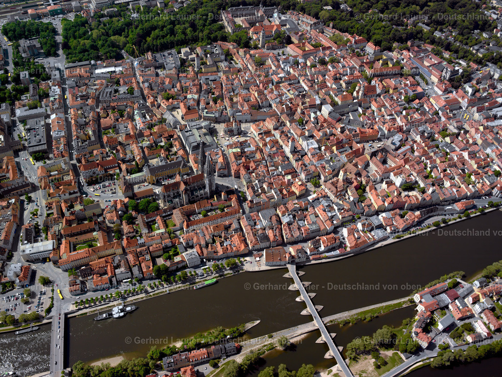 2409545 | REGENSBURG 02.09.2021 Altstadtbereich und Innenstadtzentrum " am Ufer des Flußverlaufes der Donau " in Regensburg im Bundesland Bayern, Deutschland. Weiterführende Informationen bei: Stadt Regensburg. // Old Town area and city center " on the banks of the Danube river " in Regensburg in the state Bavaria, Germany. Further information at: Stadt Regensburg. Foto: Gerhard Launer