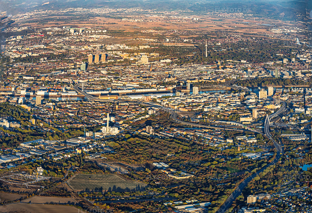 Luftbild: Verlauf der A650 zur abzureissenden Hochstraße Nord (B44) für die geplanten Helmut-Kohl-Allee und Renovierten Hochstraße Süd (B37) über den Hbf nach Abriss des Rathaus-Centers im Ortsteil Mitte in Ludwigshafen im Bundesland Rheinland-Pfalz in Deutschland. – Foto: IMG_159744-Pano.jpg vom 06.10.2026 durch Werner Riehm/FLY-FOTO.de – Auflösung des Originals: 5958 x 4071 px