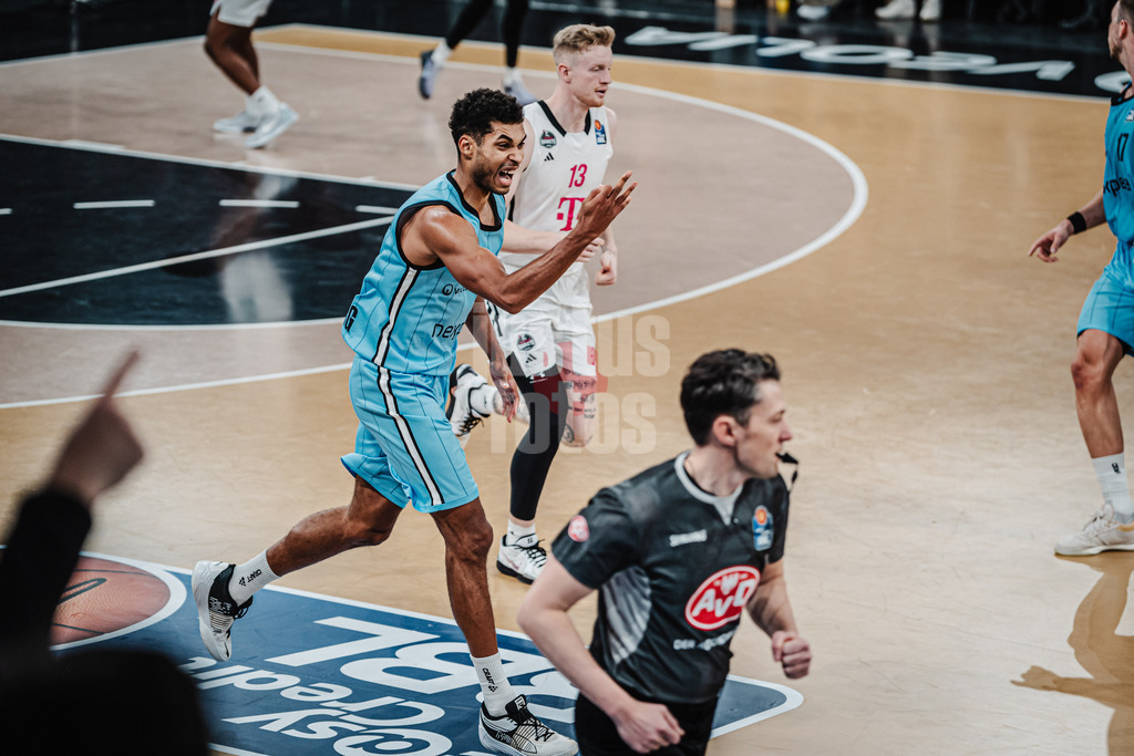 Basketball | Männer | Saison 2024/2025 | easyCredit Basketball Bundesliga | 16. Spieltag | Veolia Towers Hamburg vs. Telekom Baskets Bonn | 10.01.2025 | Kennet Ogbe (#25, Veolia Towers Hamburg) jubelt