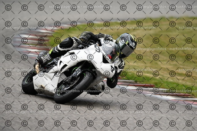 25bt02-0417 | markuskiefer.com - Realisiert mit Pictrs.com