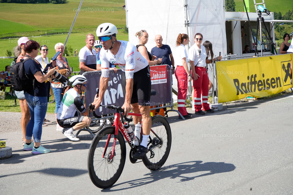 783_20230817_Bewerb_Maenner_Muehlanger | AUT - OESTERREICH, 2023-08-16: SPORT RENNRAD-FAHREN - 55. INTERNATIONALER RADWELTPOKAL IN ST. JOHANN IN TIROL  - Vintage-Radrennen mit WM-Bronze-Medaillen-Siegerin Christina Schweinberger, den Teilnehmer und Alexander Baumann (vom Orginastions-Team) - TAG 2 BEWERB MAENNER IN SECHS GRUPPEN  ; Foto: Roland Muehlanger