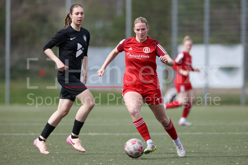 Fussball, Regionalliga Nord Frauen, ATS Buntentor - ETV Hamburg | v.li.: Mila Steinhart (ETV Hamburg, 12) und Paula Rößeling (ATS Buntentor, 15) im Zweikampf, Duell, Dynamik, Aktion, Action, Spielszene