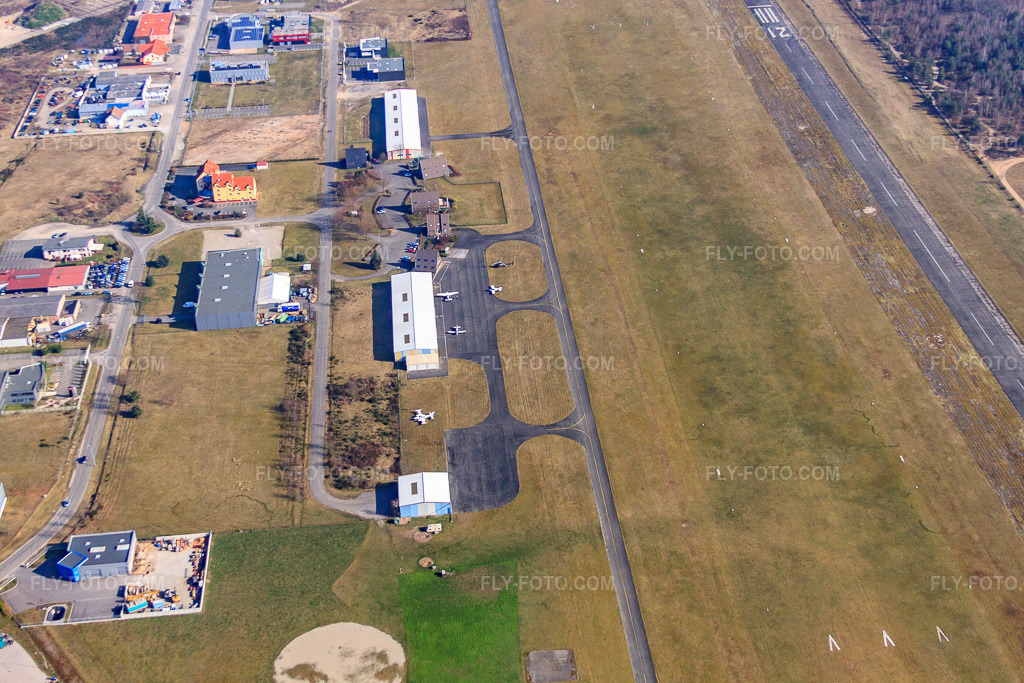 Aerial view: Haguenau Aerodrome (LFSH) in the district Zone Activite Aerodrome in Hagenau in the state Bas-Rhin, France. – Photo: IMG_62845.jpg taken on 03/09/2014 by Werner Riehm/FLY-FOTO.com – Resolution of the original: 4752 x 3168 px