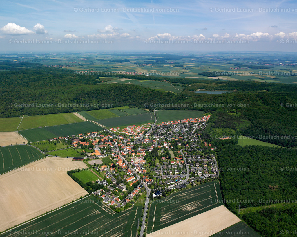 2638258 | HAHNDORF 09.06.2006 Stadtansicht vom Stadtrand angrenzend an landwirtschaftliche Feldern  in Hahndorf im Bundesland Niedersachsen, Deutschland // City view from the outskirts with adjacent agricultural fields  in Hahndorf in the state Lower Saxony, Germany Foto: Gerhard Launer
