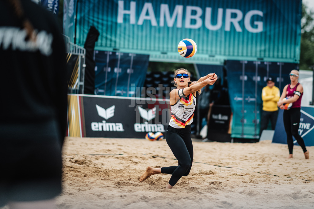 Beachvolleyball | Frauen | Queen and King of the Court | Hamburg | 02.06.2024 | Cinja Tillmann geht zum Ball