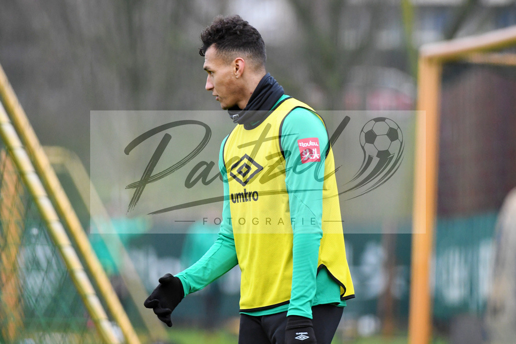 20200227_TRASVW_0064 | Fussball, Herren: Davie Selke (Werder Bremen) schaut waehrend der Trainingseinheit des SV Werder Bremen auf dem Trainingsplatz am wohninvest Weserstadion am 27.02.2020 in Bremen, Deutschland. - Realisiert mit Pictrs.com