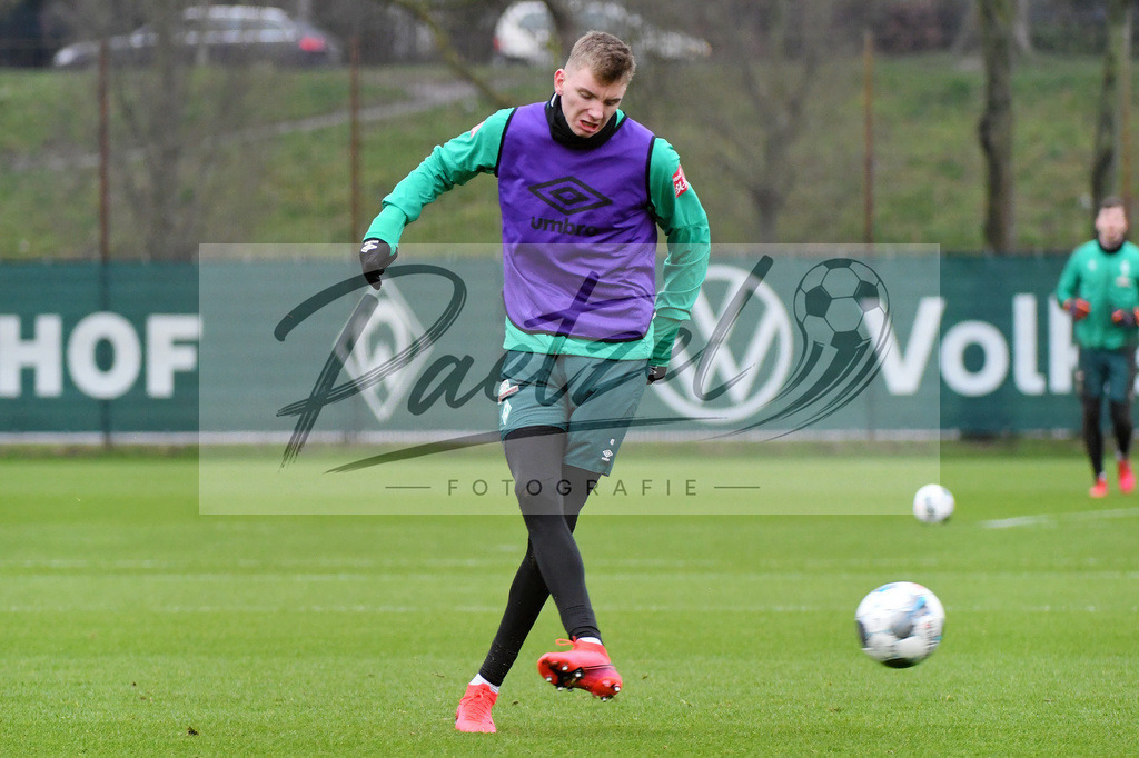 20200227_TRASVW_0077 | Fussball, Herren: Nick Woltemade (Werder Bremen) in Aktion, am Ball, Einzelaktion waehrend der Trainingseinheit des SV Werder Bremen auf dem Trainingsplatz am wohninvest Weserstadion am 27.02.2020 in Bremen, Deutschland. - Realisiert mit Pictrs.com