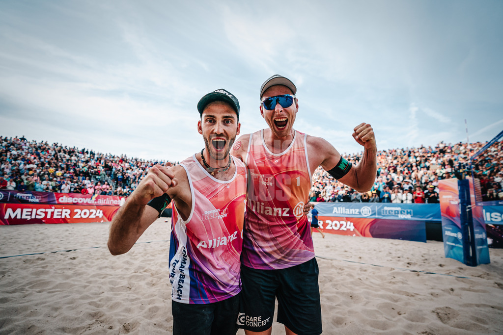 Beachvolleyball | Männer | Allianz German Beach Tour | Deutsche Beachvolleyball-Meisterschaft 2024 | 01.09.2024 | v.l. Clemens Wickler und Nils Ehlers jubeln nach ihrem Sieg bei den Deutschen Meisterschaften