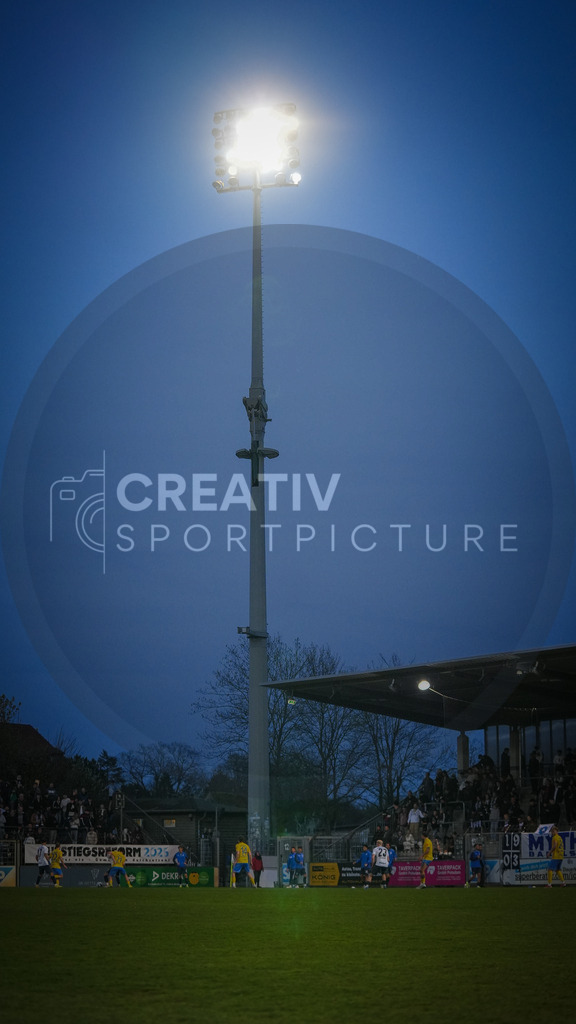 Fußball, Herren, Saison 2025/2026, Regionalliga Nordost, 30. Spieltag, FSV 63 Luckenwalde vs. SV Babelsberg 03, Freitag 17.04.2026, Karl-Liebknecht-Stadion Potsdam | Fußball, Herren, Saison 2025/2026, Regionalliga Nordost, 30. Spieltag, FSV 63 Luckenwalde vs. SV Babelsberg 03, Freitag 17.04.2026, Karl-Liebknecht-Stadion Potsdam, Im Bild: Ein Blick auf einen eingeschalteten Flutlichtmasten im Potsdamer Karl-Liebknecht-Stadion - Realisiert mit Pictrs.com