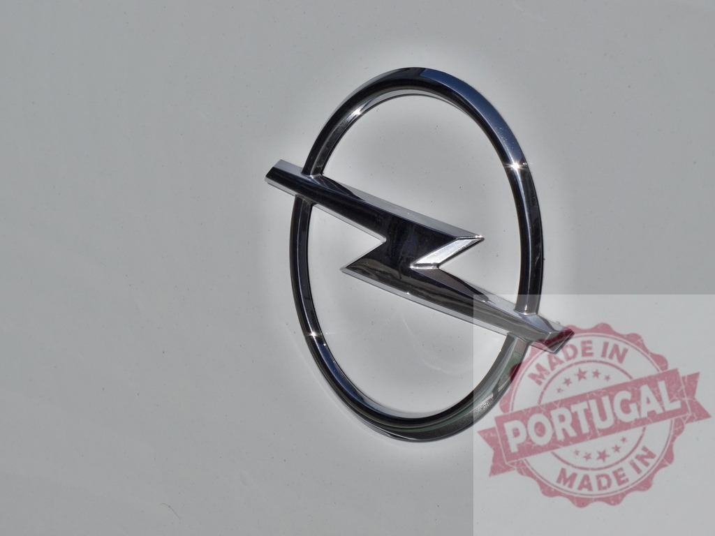 Opel car brand chrome emblem displaying logo | Opel lightning bolt logo emblem on white car body - Realisiert mit Pictrs.com