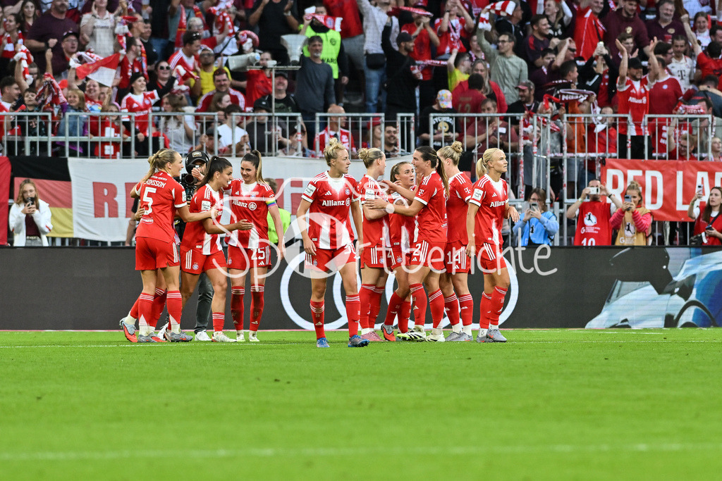 FC Bayern München - Bayer 04 Leverkusen | Jubel der FCB Frauen nach dem Treffer zum 2-0 durch Klara BUEHL (FCB #17) / Tor / Torschuetze / Freude / Happy / Google Pixel Frauen-Bundsliga: FC Bayern München - Bayer 04 Leverkusen; Allianz Arena am 06.09.2025